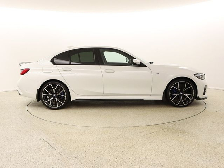 2021 BMW 3 Series - image 8