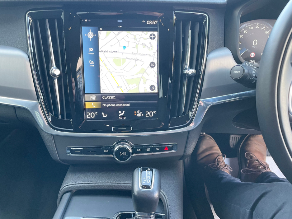 2020 Volvo S90 - image 11