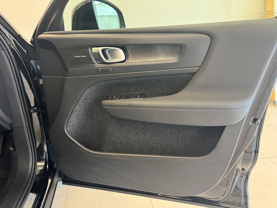 2023 Volvo XC40 - image 11