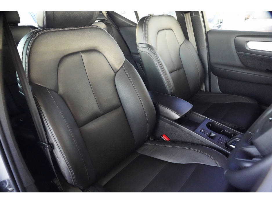 2021 Volvo XC40 - image 10