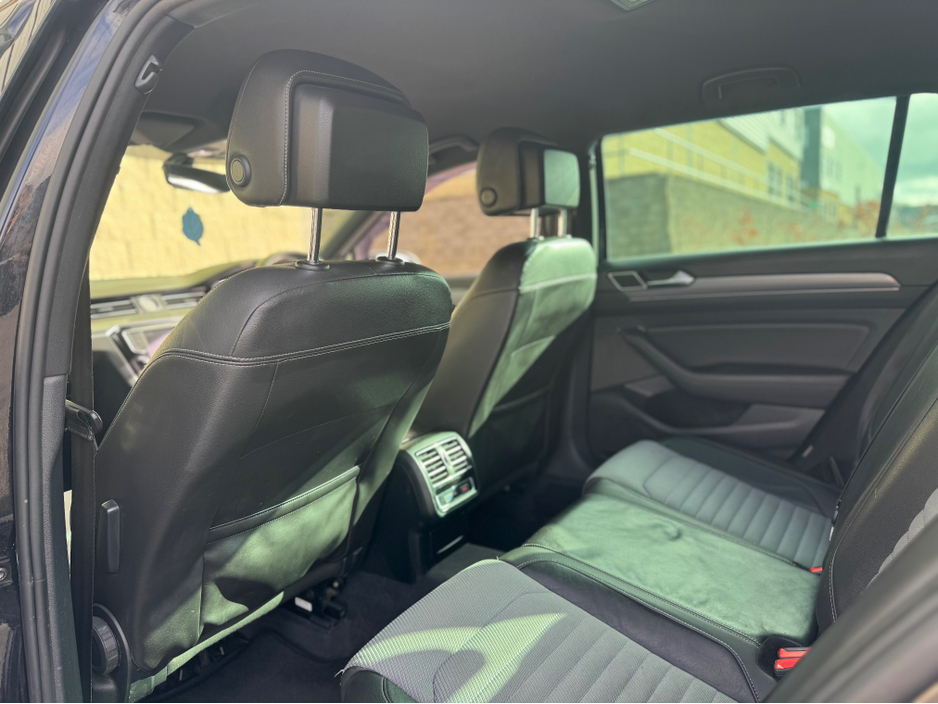 2015 Volkswagen Passat - image 24