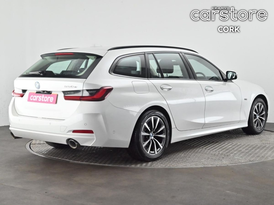 2023 BMW 3 Series - image 5