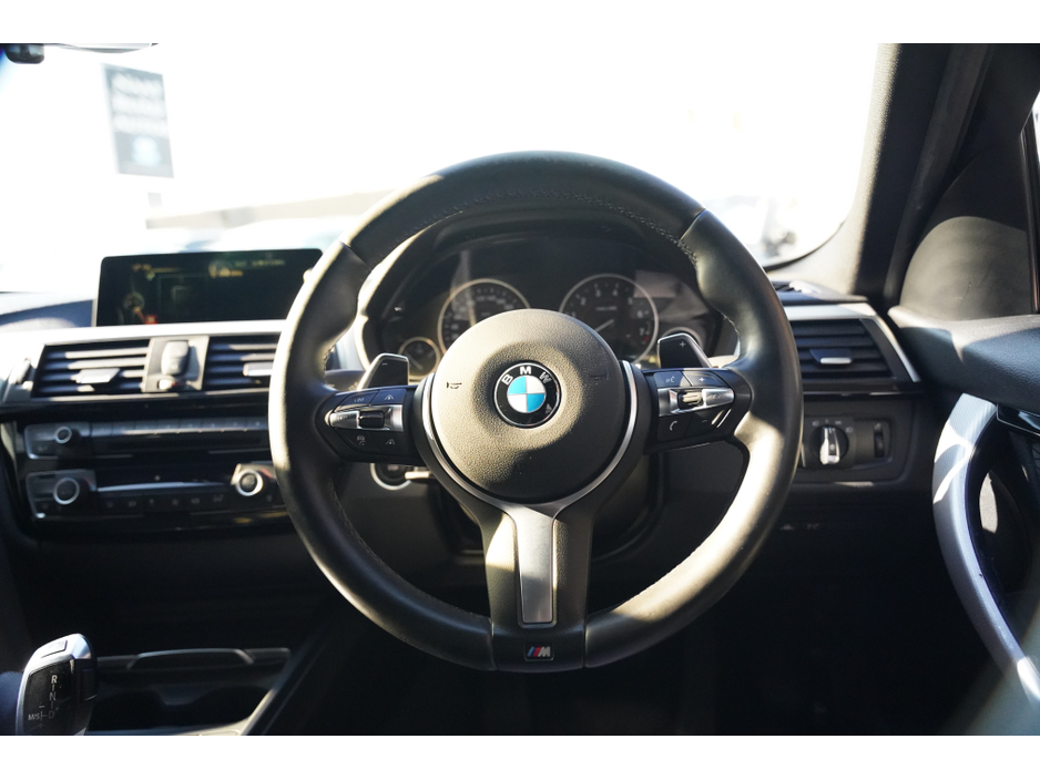 2016 BMW 3 Series - image 18