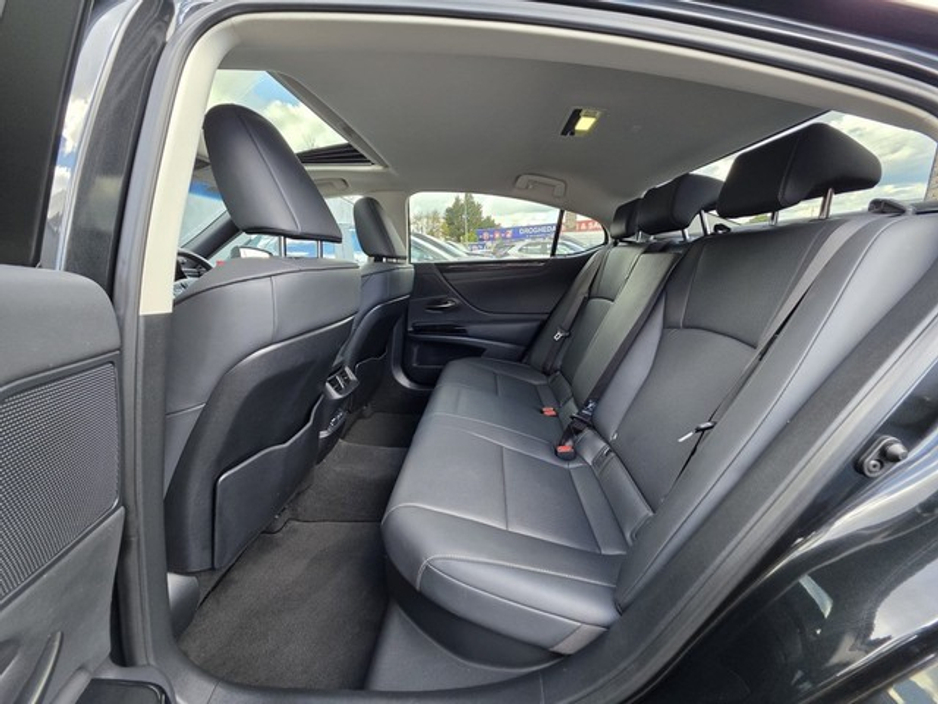 2023 Lexus ES 300 H - image 9