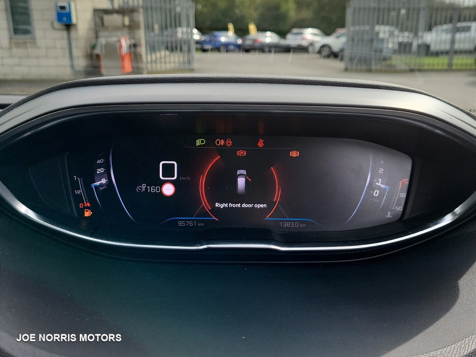 2021 Peugeot 5008 - image 18