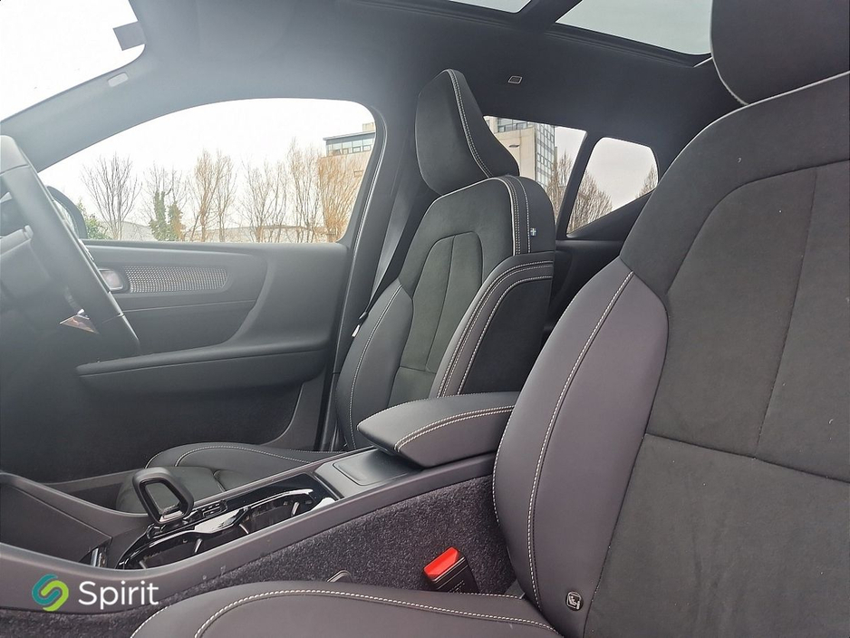 2022 Volvo XC40 - image 3