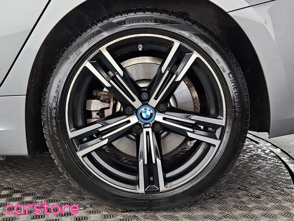 2023 BMW 3 Series - image 14