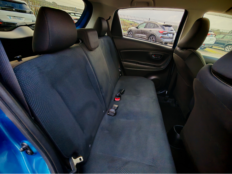 2017 Toyota Yaris - image 11