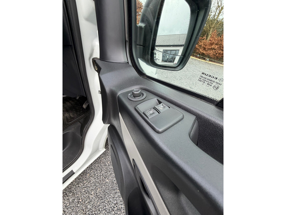 2019 Renault Trafic - image 11