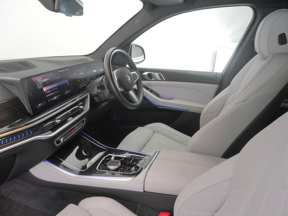 2025 BMW X5 - image 7