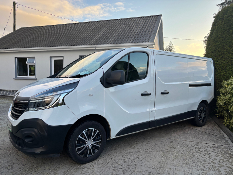 2020 Renault Trafic - image 2