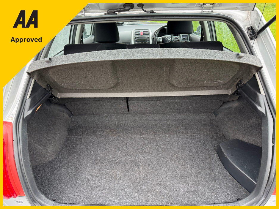 2012 Toyota Auris - image 10