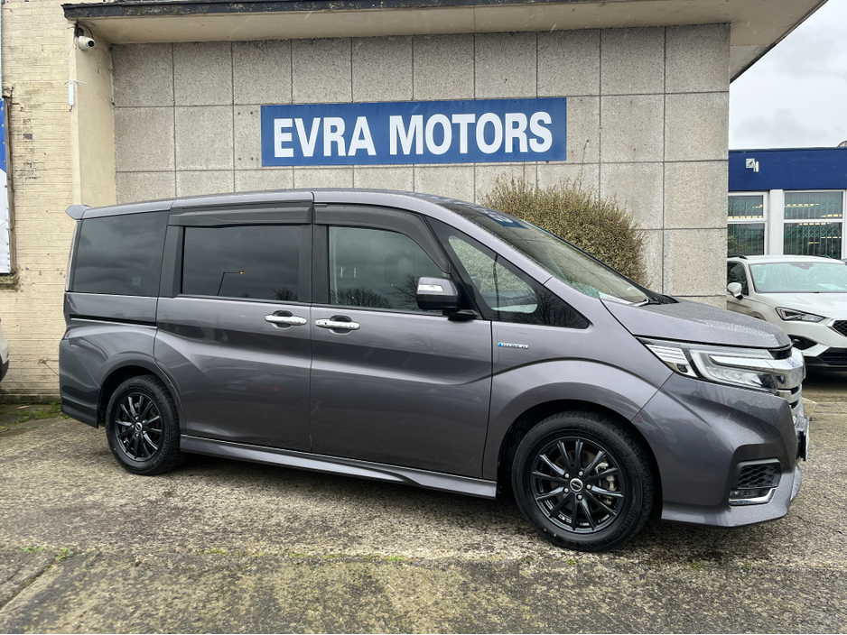 2019 Honda Stepwagon - image 3