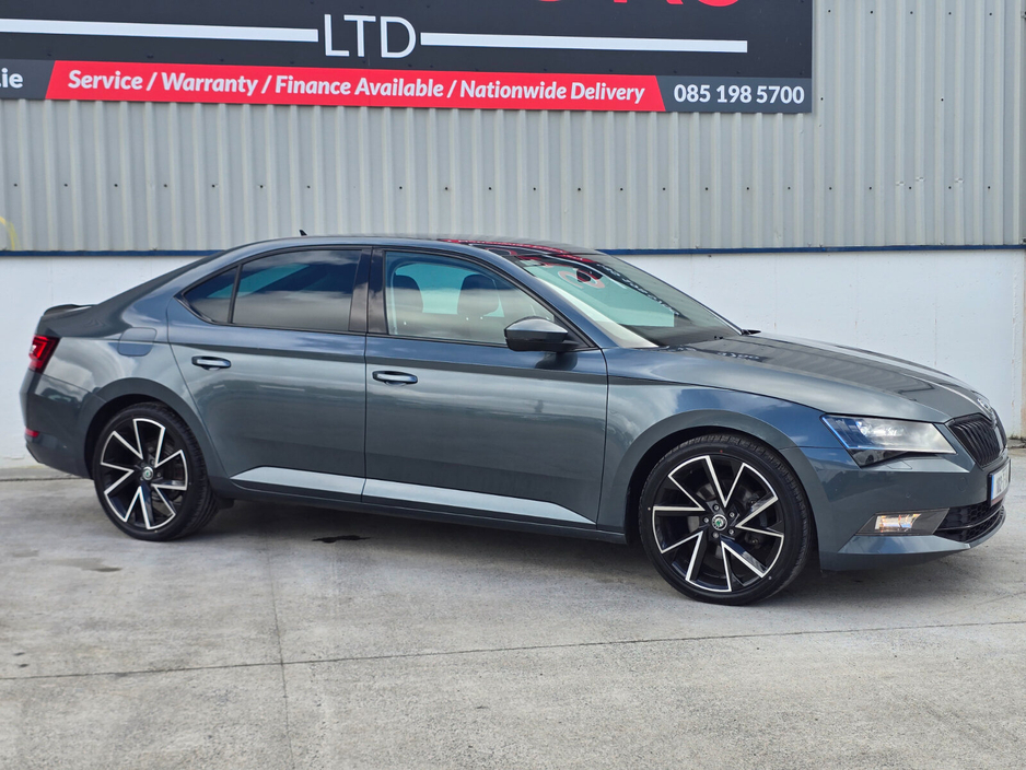 2018 Skoda Superb - image 4