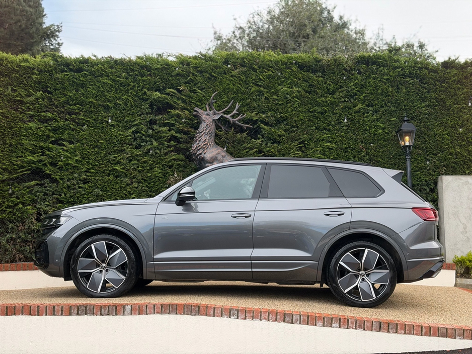 2025 Volkswagen Touareg - image 4