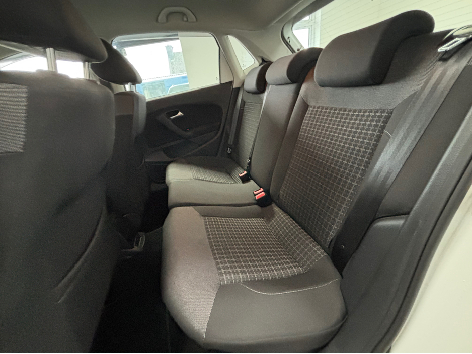 2016 Volkswagen Polo - image 9