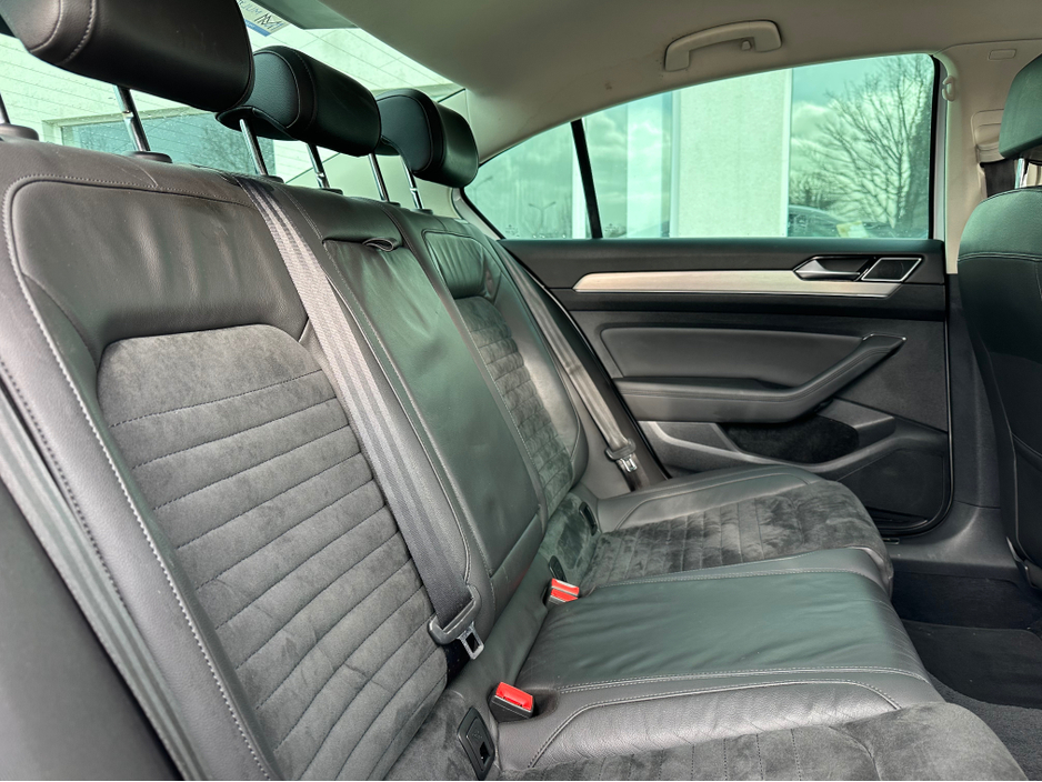 2016 Volkswagen Passat - image 25