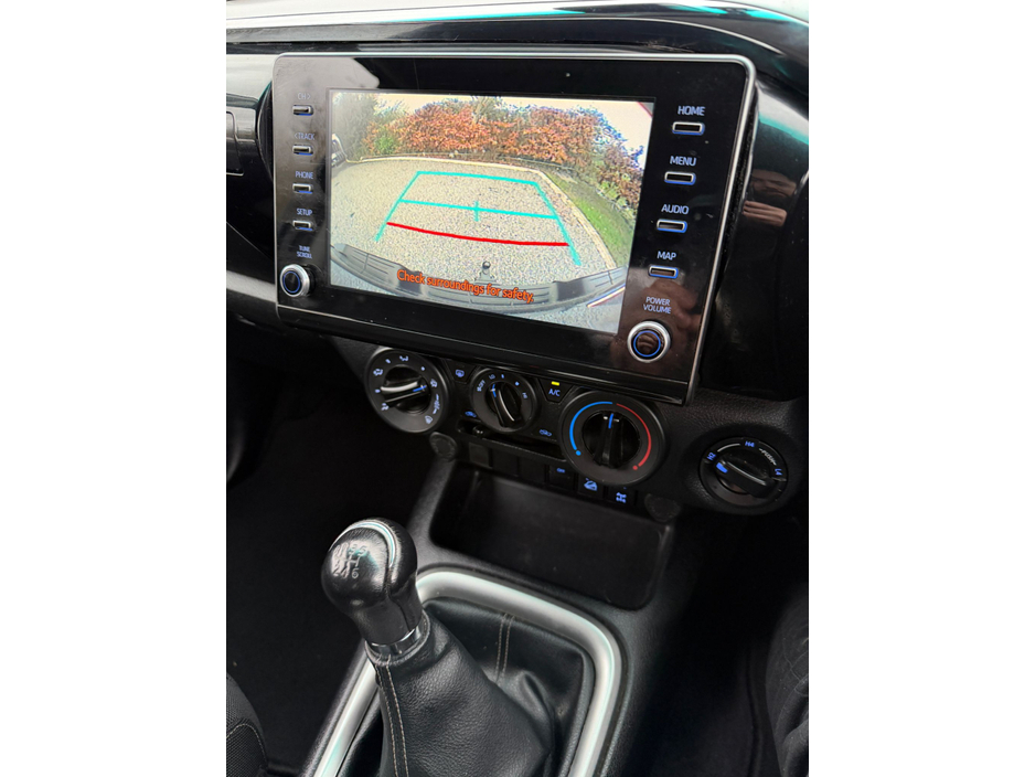 2022 Toyota Hilux - image 10