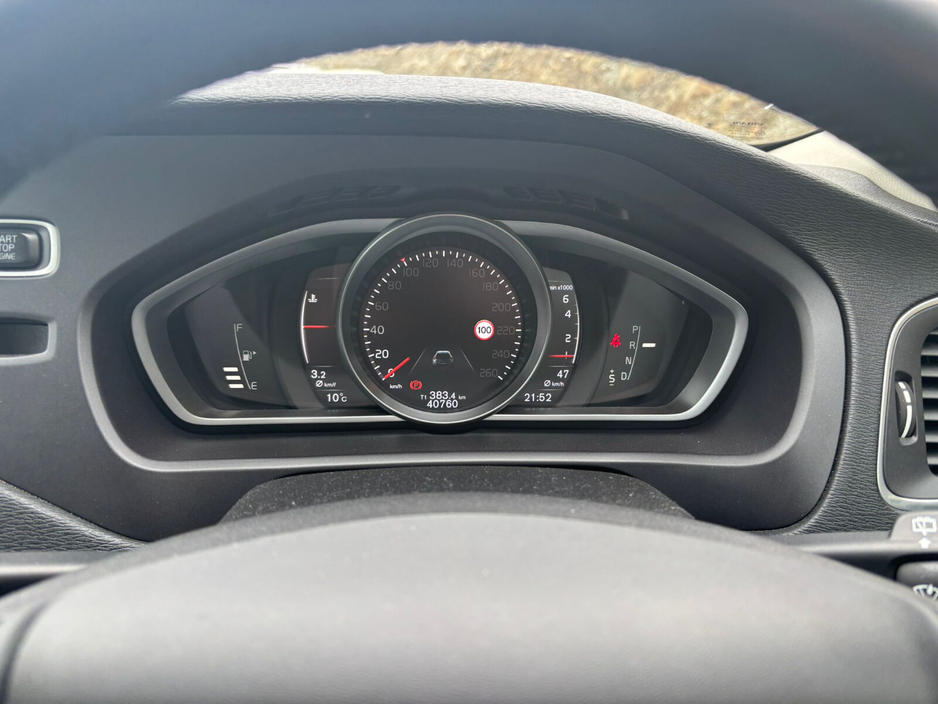 2019 Volvo V40 - image 14