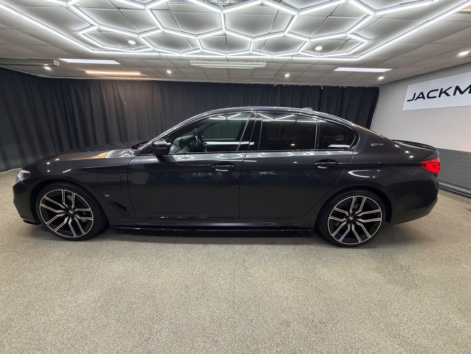 2019 BMW 5 Series - image 6