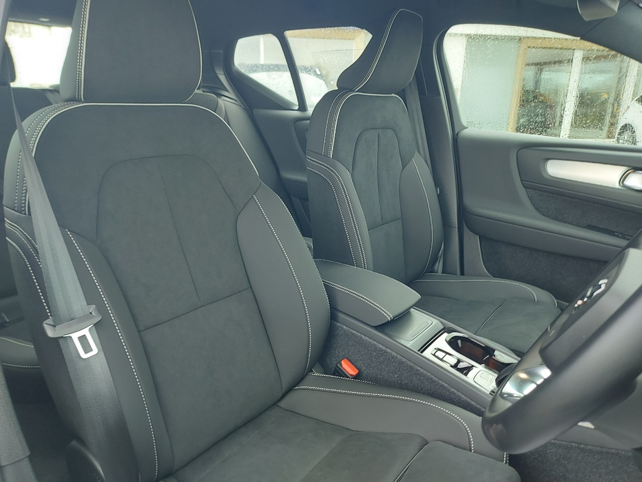 2026 Volvo XC40 - image 18