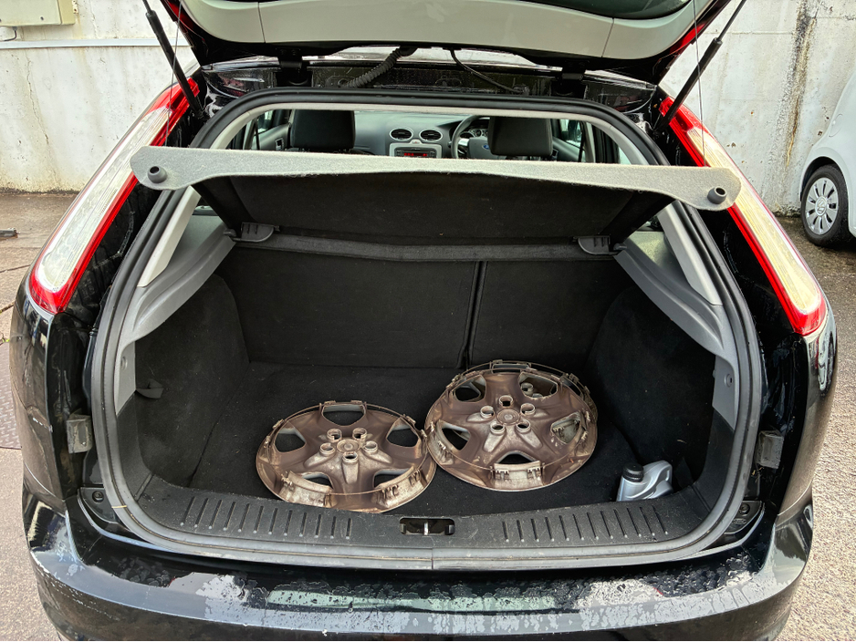 2011 Ford Focus - image 9