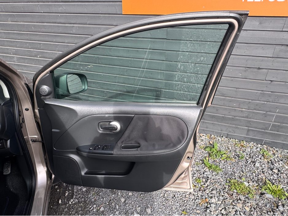 2010 Nissan Note - image 14