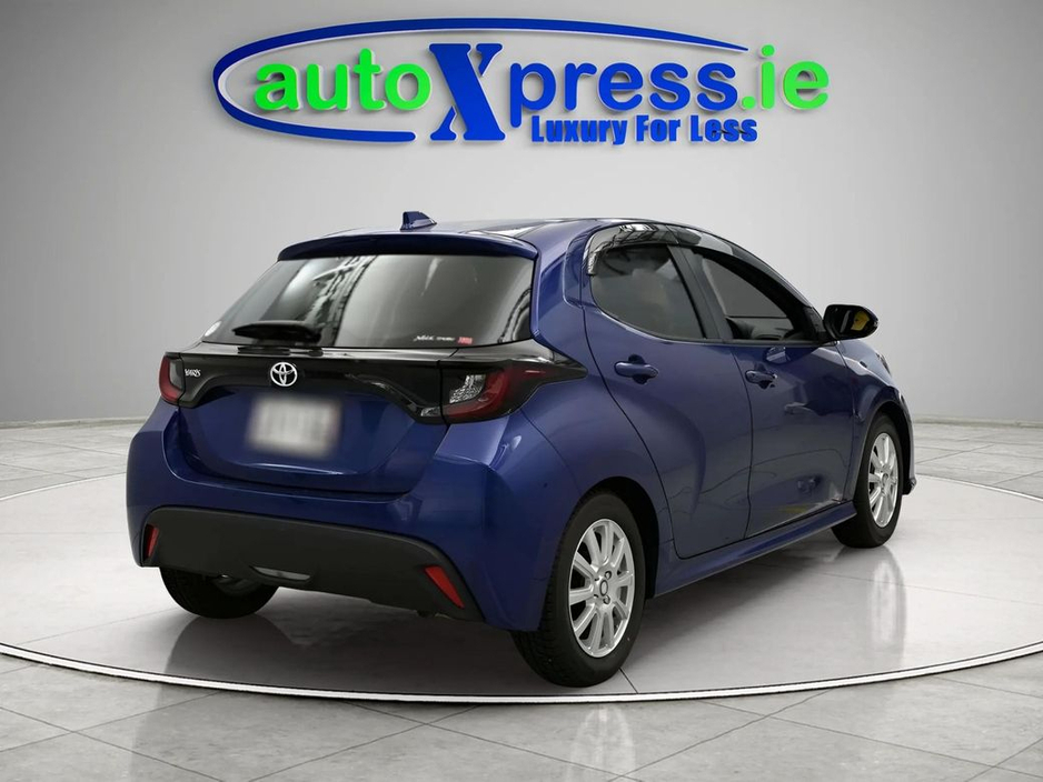 2023 Toyota Yaris - image 9