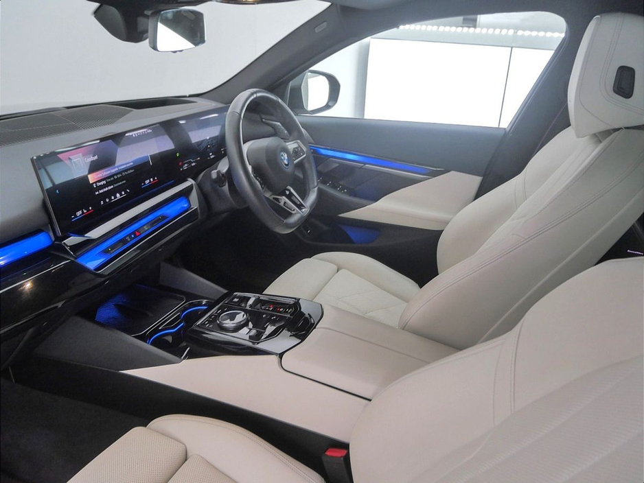 2024 BMW 5 Series - image 7