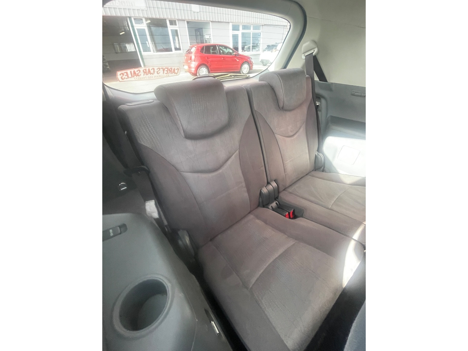 2013 Toyota Prius - image 11