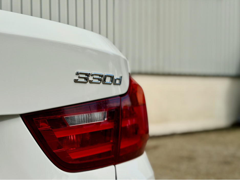 2016 BMW 3 Series - image 8