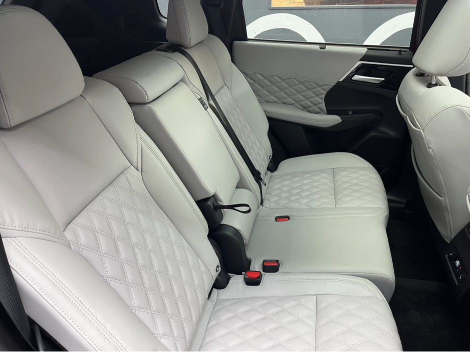 2024 Mitsubishi Outlander - image 16