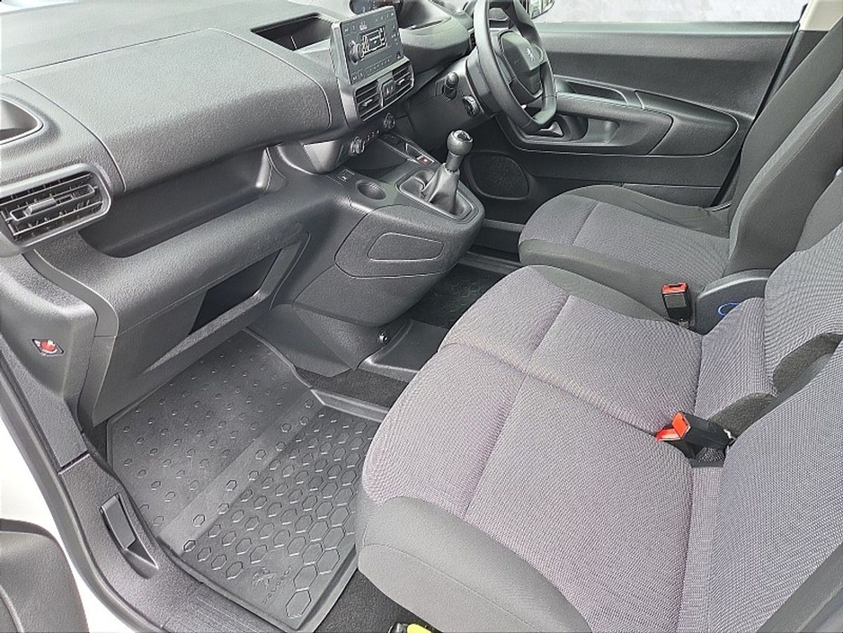 2021 Peugeot Partner - image 6