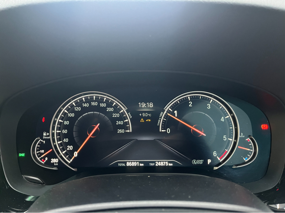 2018 BMW 5 Series - image 27