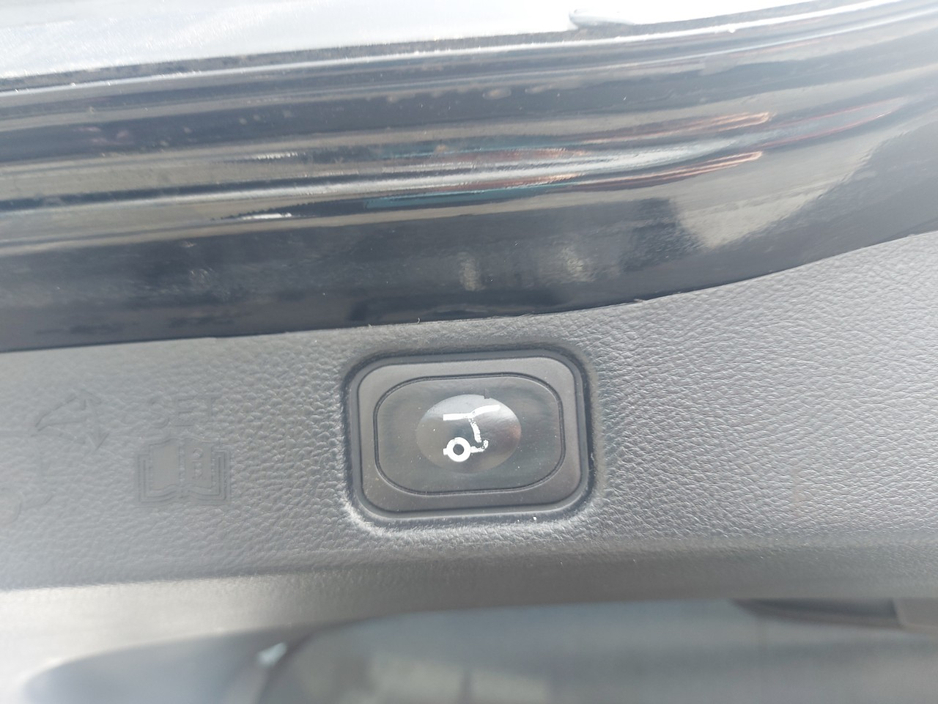 2016 Ford Galaxy - image 22