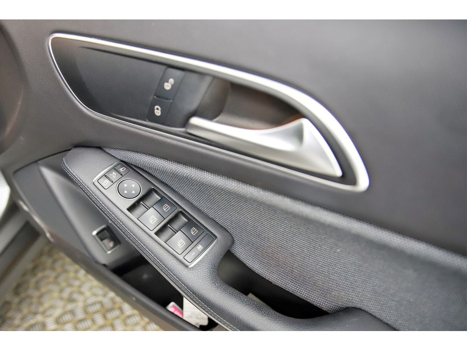 2017 Mercedes-Benz GLA Class GLA 180 *HALF LEATHER*REVERSE CAM*PARK SENSORS*