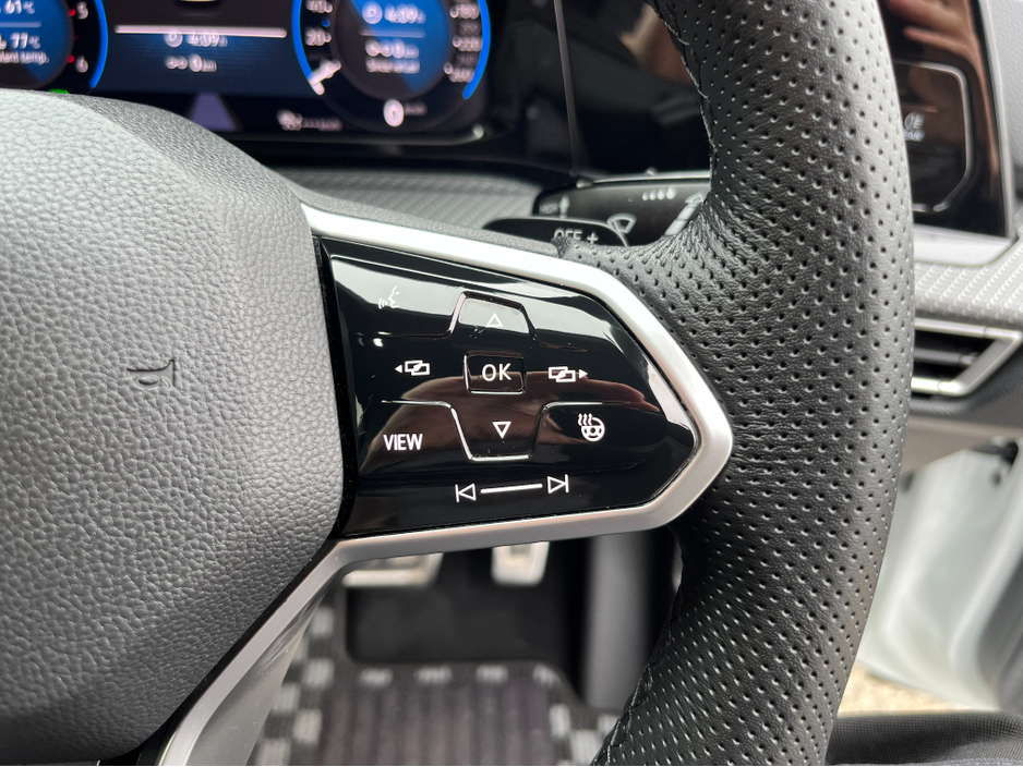 2022 Volkswagen Golf - image 23