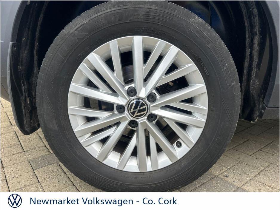 2024 Volkswagen T-Roc - image 2