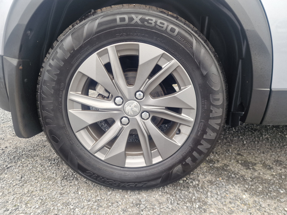 2021 Peugeot 2008 - image 4