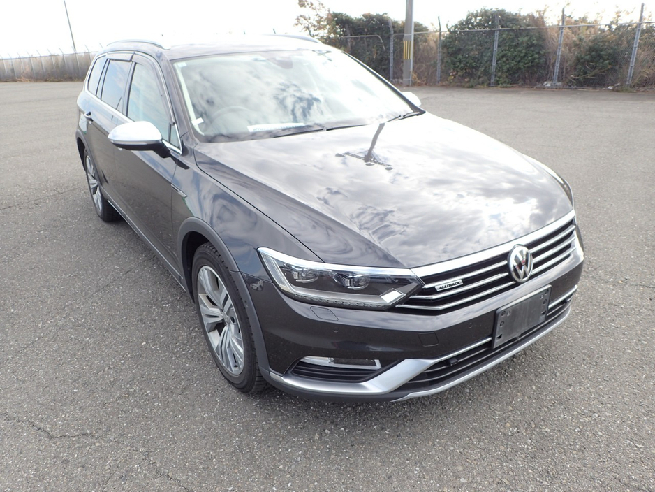 2018 Volkswagen Passat - image 2