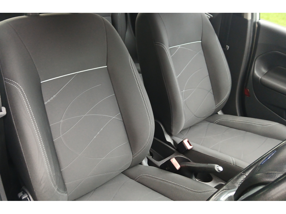 2015 Ford Fiesta - image 11