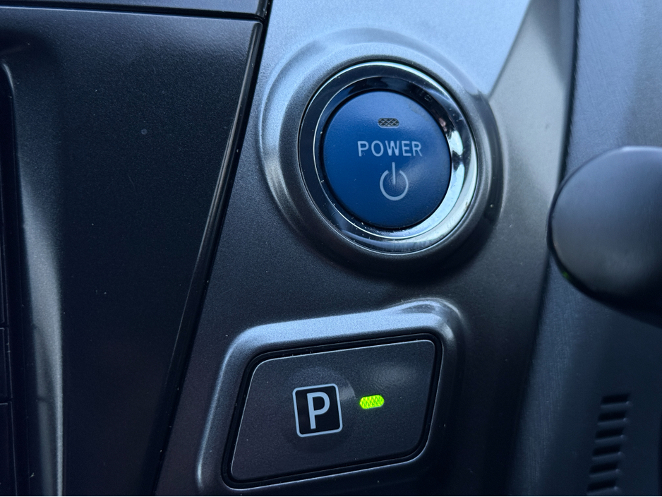 2014 Toyota Prius Alpha - image 18
