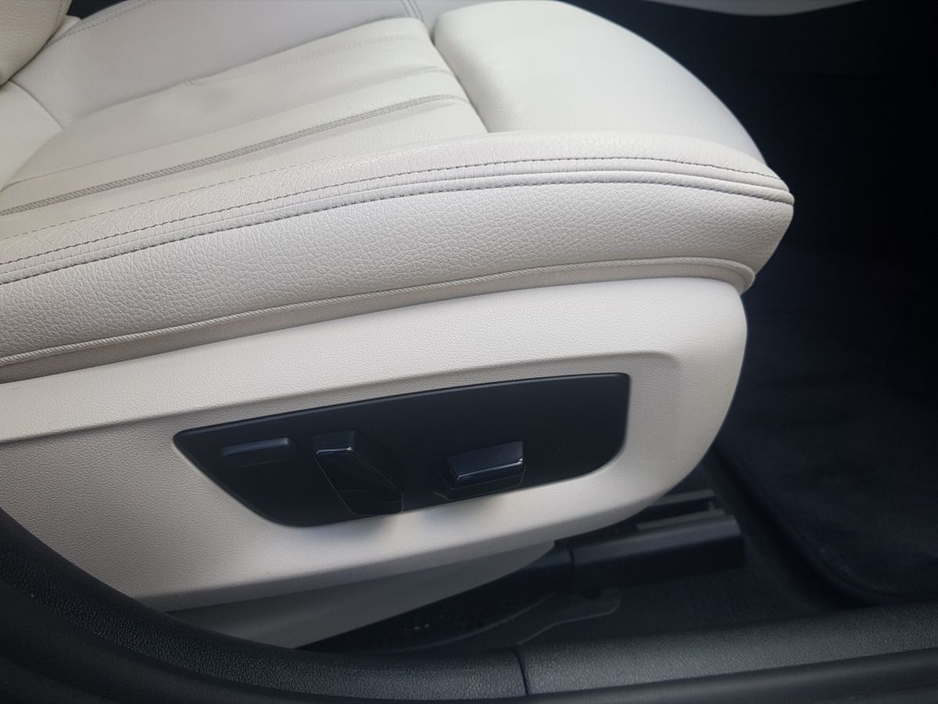 2020 BMW 5 Series - image 20