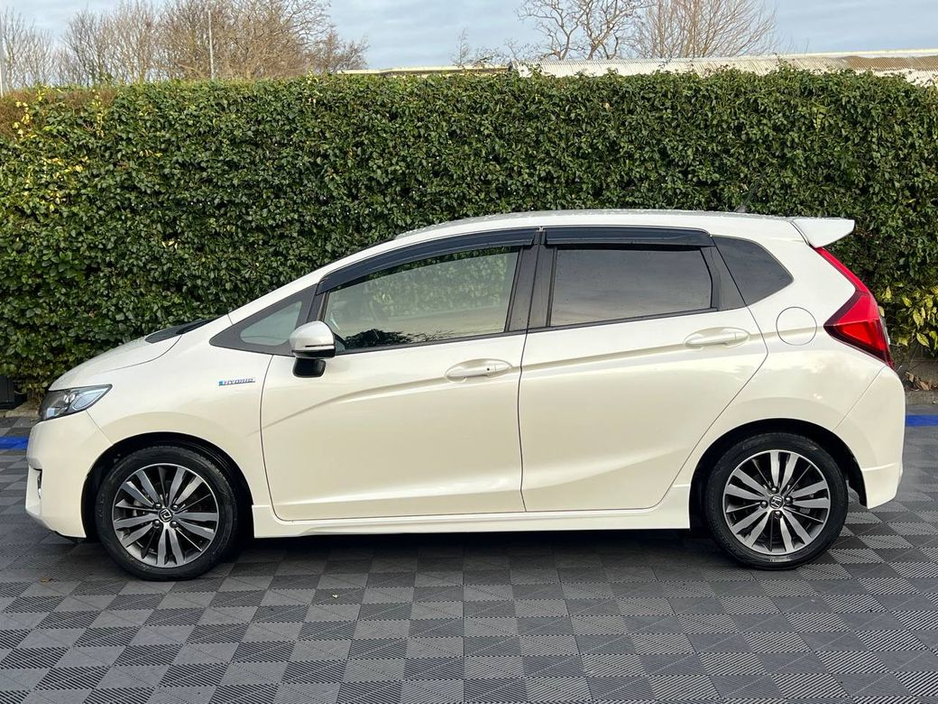2016 Honda Fit SPORT 1.5 HYBIRD AUTO // REVERSE CAMERA // DIAMOND CUT ALLOYS // DIGITAL CLIMATE CONTROL €10,900