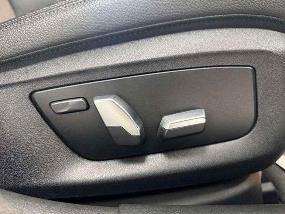 2022 BMW 5 Series - image 22