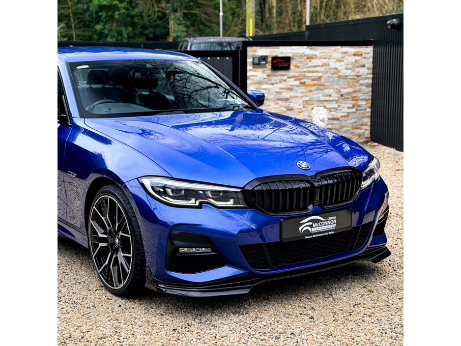 2022 BMW 3 Series - image 12