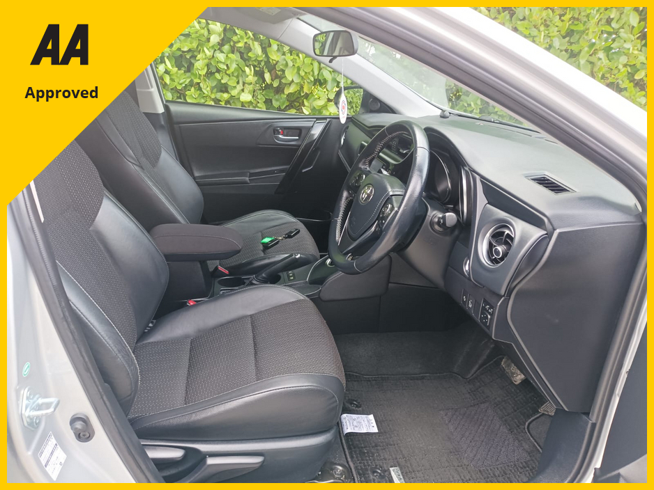 2016 Toyota Auris 1.8 PETROL HYBRID HALF LEATHER INTERIOR IMMACULATE INSIDE WITH ONLY 27,404kms COMPREHENSIVE SERVICE HISTORY (10 STAMPS) REVERSE CAMERA TOUCH SCREEN RADIO APPLE CARPLAY&ANDROIDAUTO FACTORY IMMOBILISER €16,795