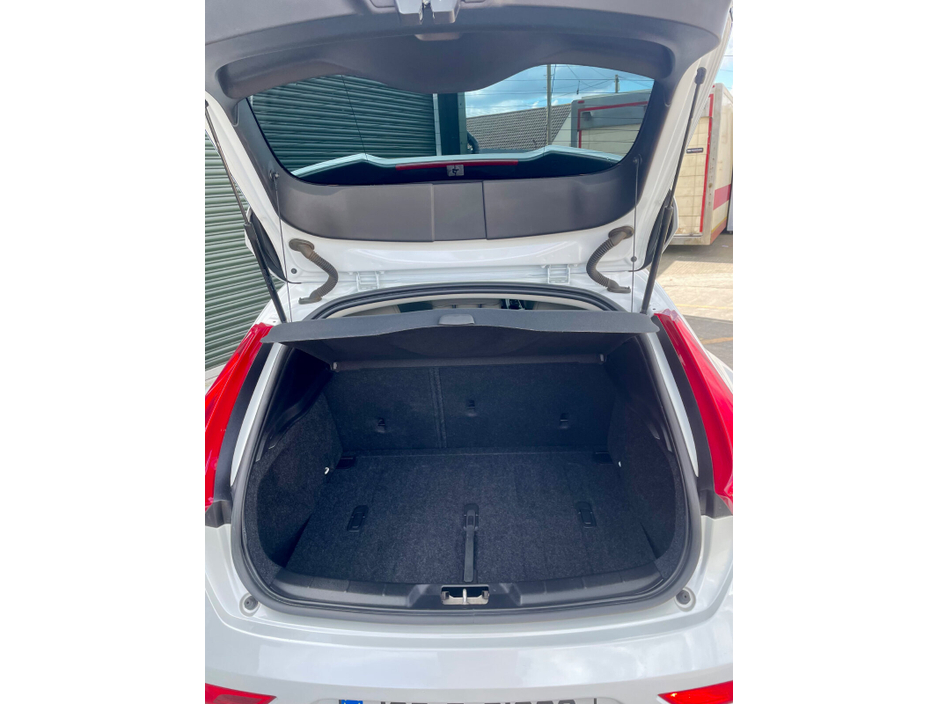 2018 Volvo V40 - image 26