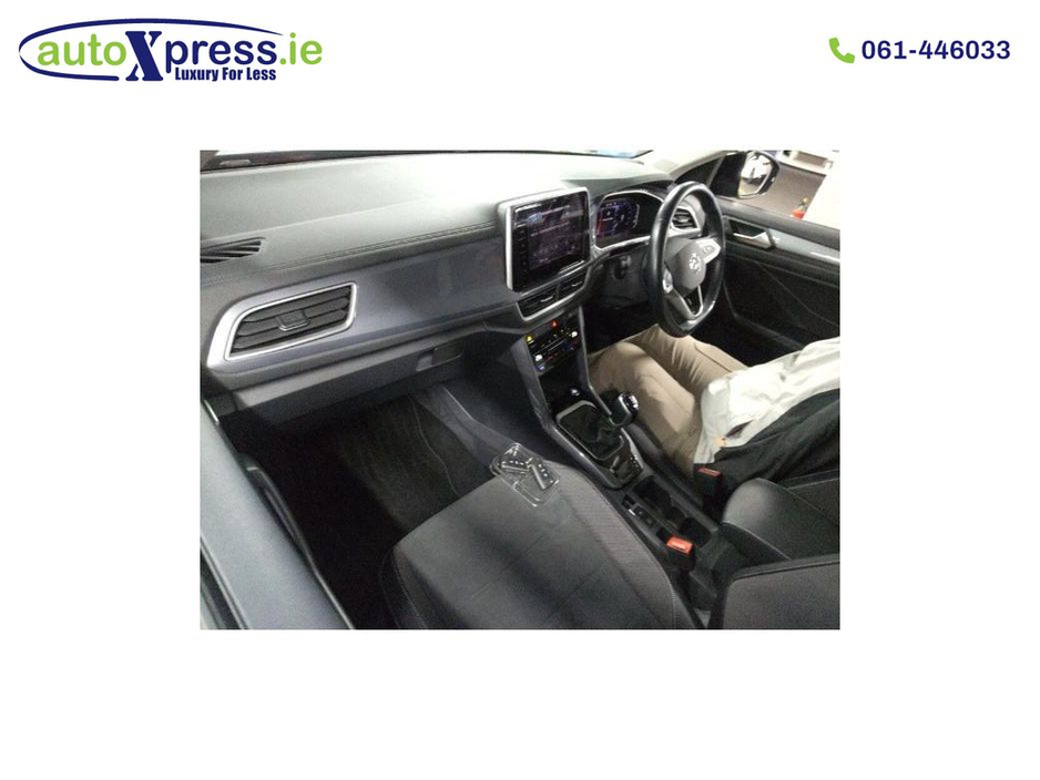 2023 Volkswagen T-Roc - image 2