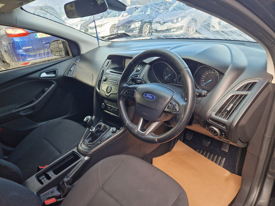 2016 Ford Focus - image 11